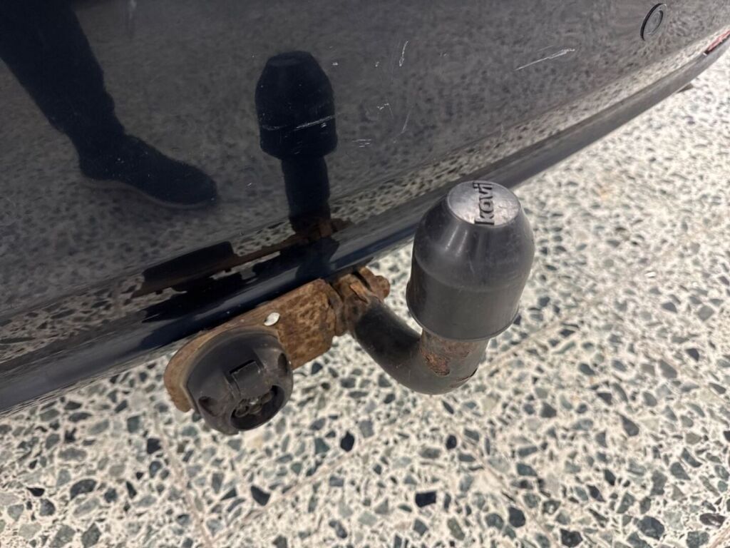 Toyota Avensis 2011 Harmaa