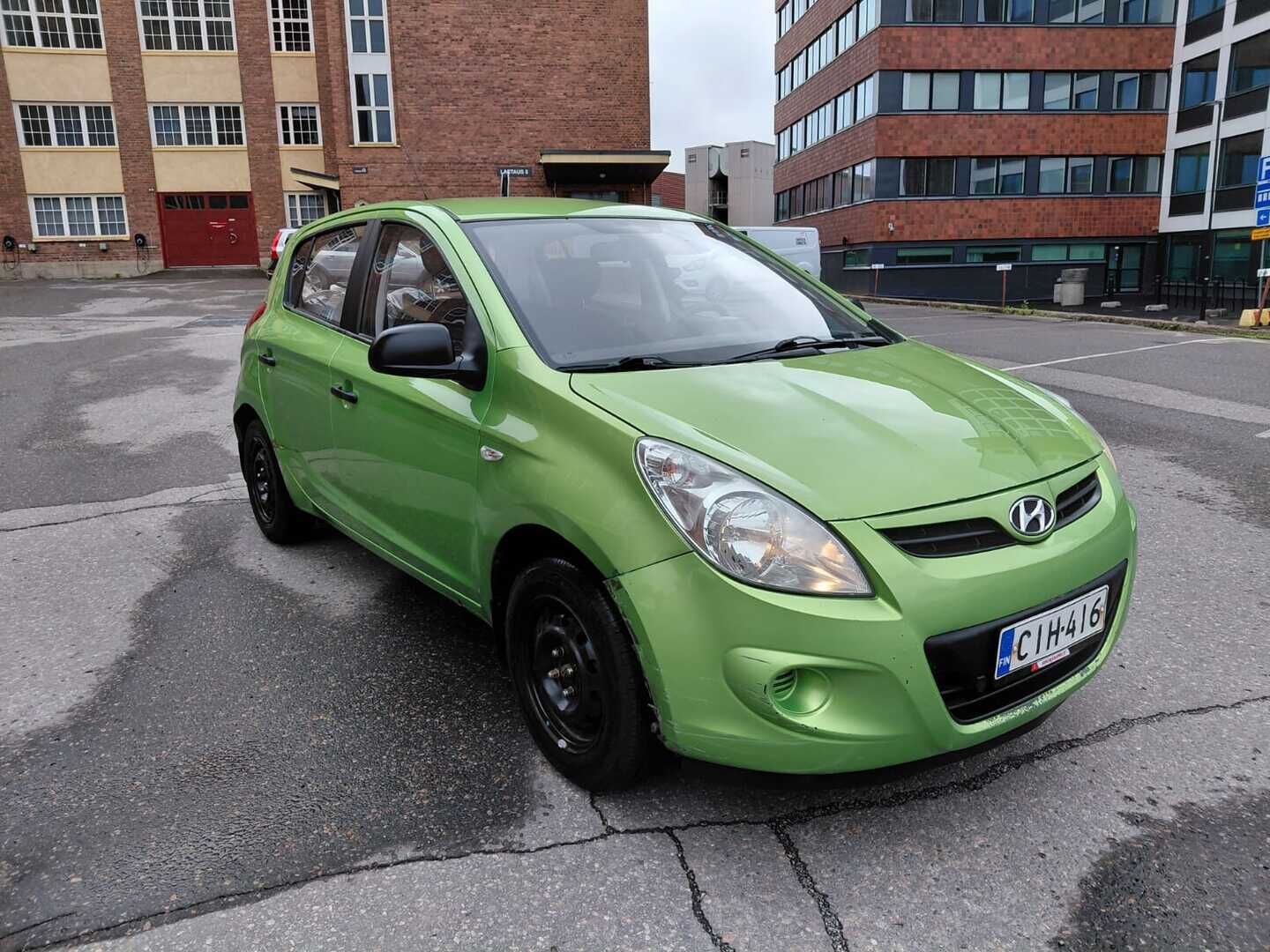 Vihreä Hyundai i20