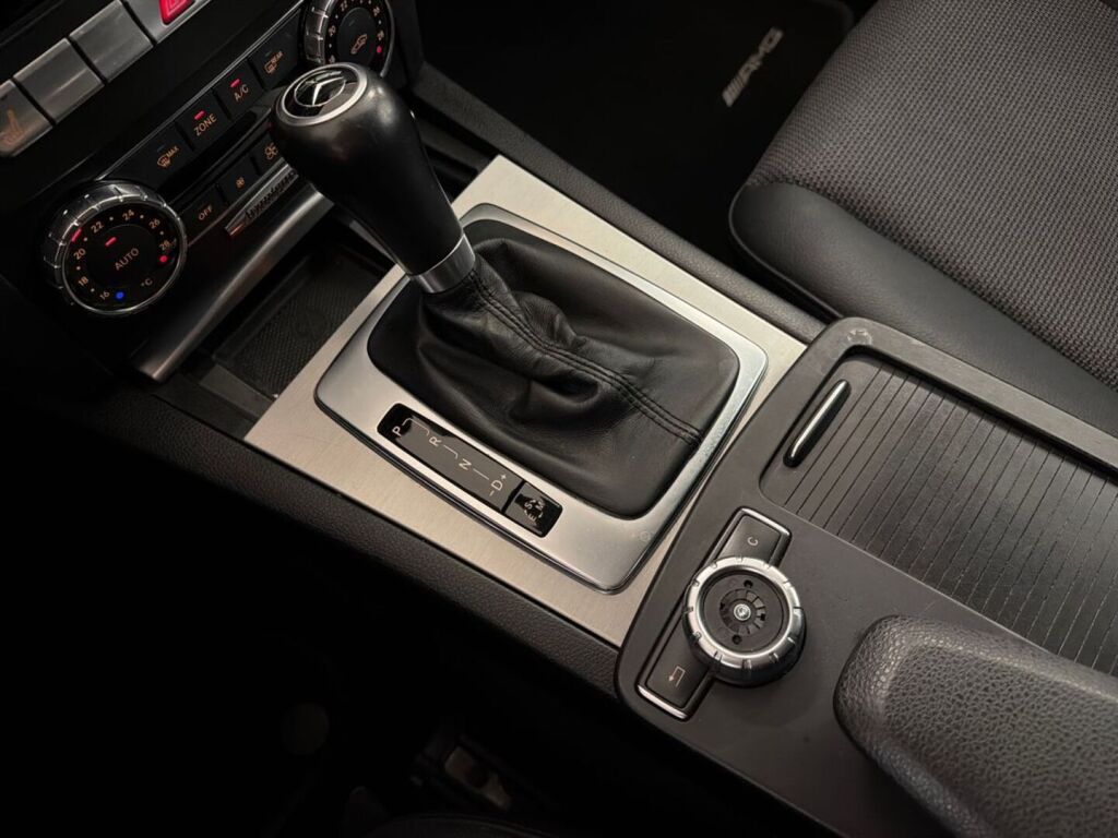 Mercedes-Benz C 2011 Valkoinen