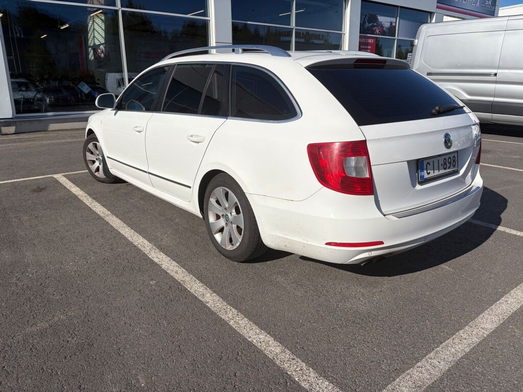 Skoda Superb 2012 Valkoinen