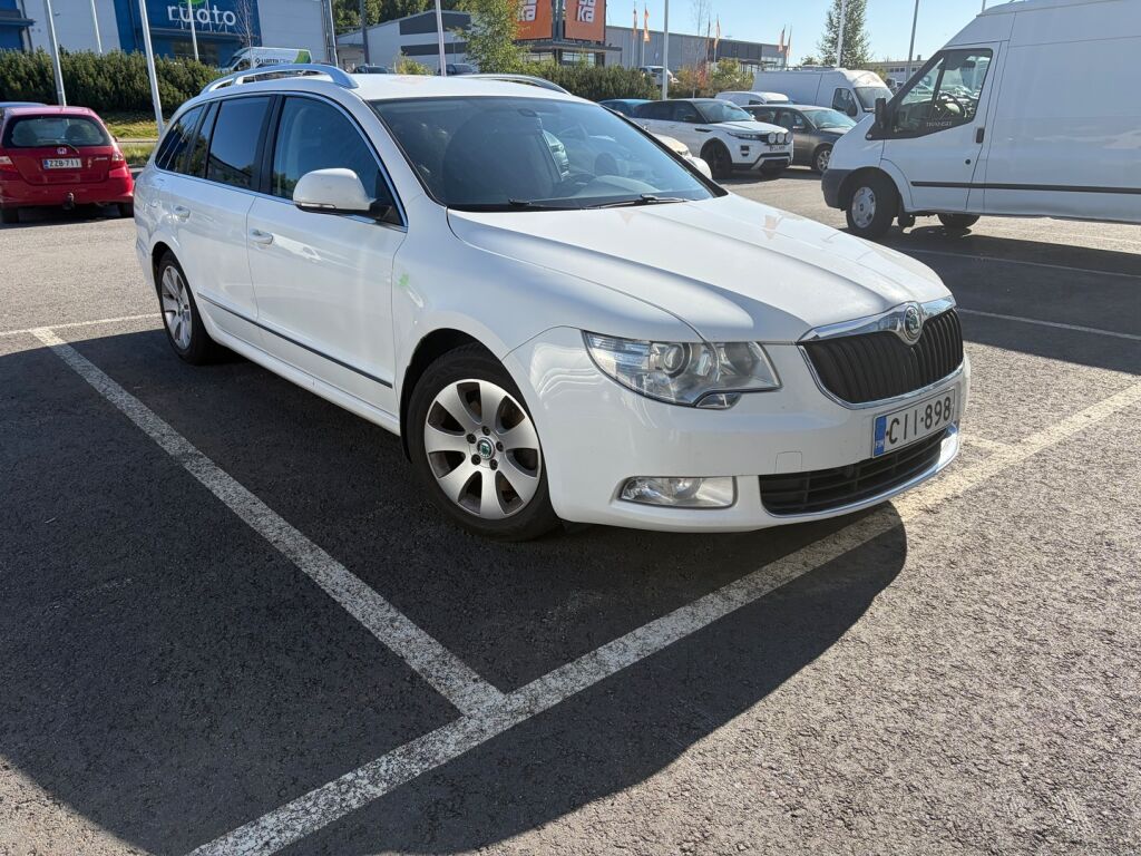 Skoda Superb 2012 Valkoinen