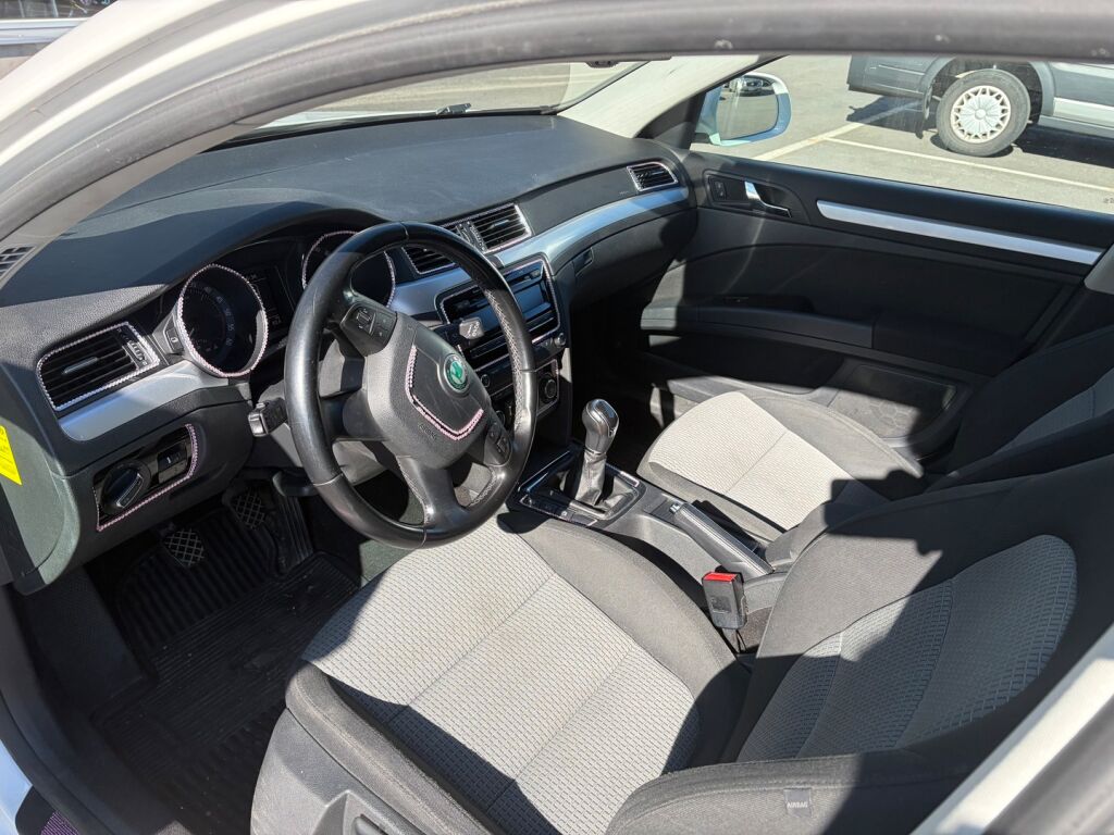 Skoda Superb 2012 Valkoinen