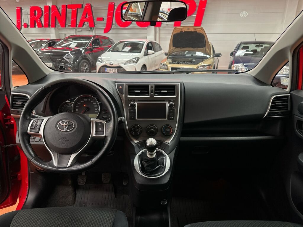 Toyota Verso-S 2011 Punainen