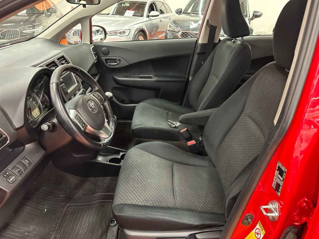 Toyota Verso-S 2011 Punainen