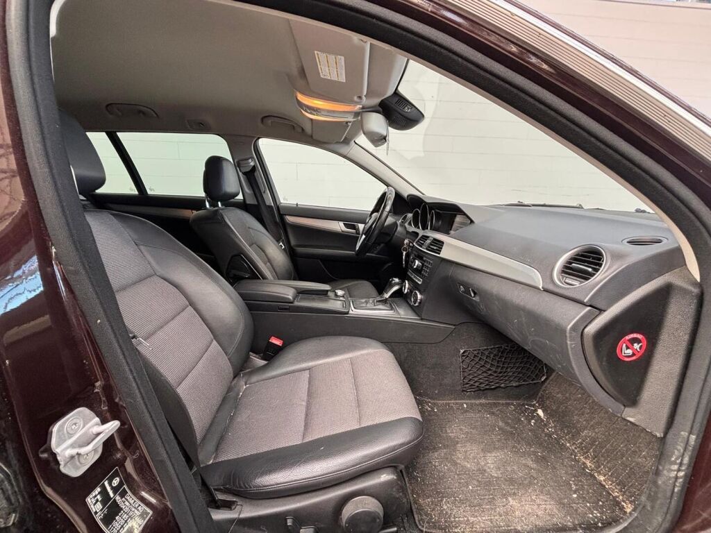 Mercedes-Benz C 2011 Ruskea (beige)