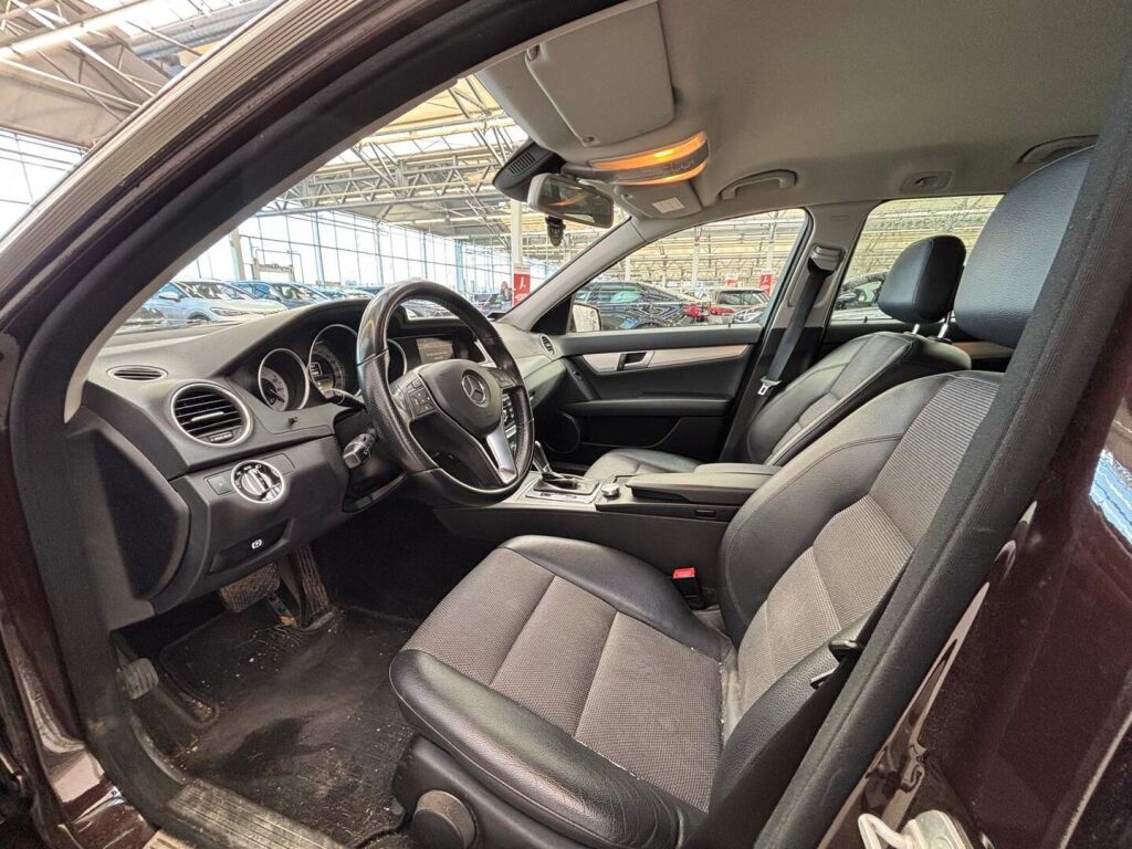 Mercedes-Benz C 2011 Ruskea (beige)