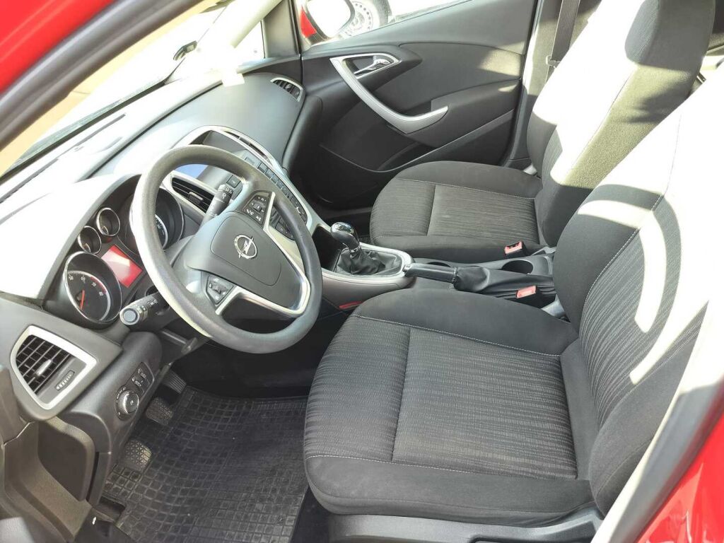 Opel Astra 2011 Punainen