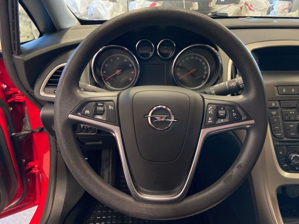 Opel Astra 2011 Punainen