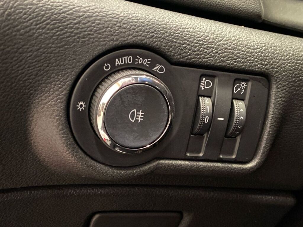 Opel Astra 2011 Punainen