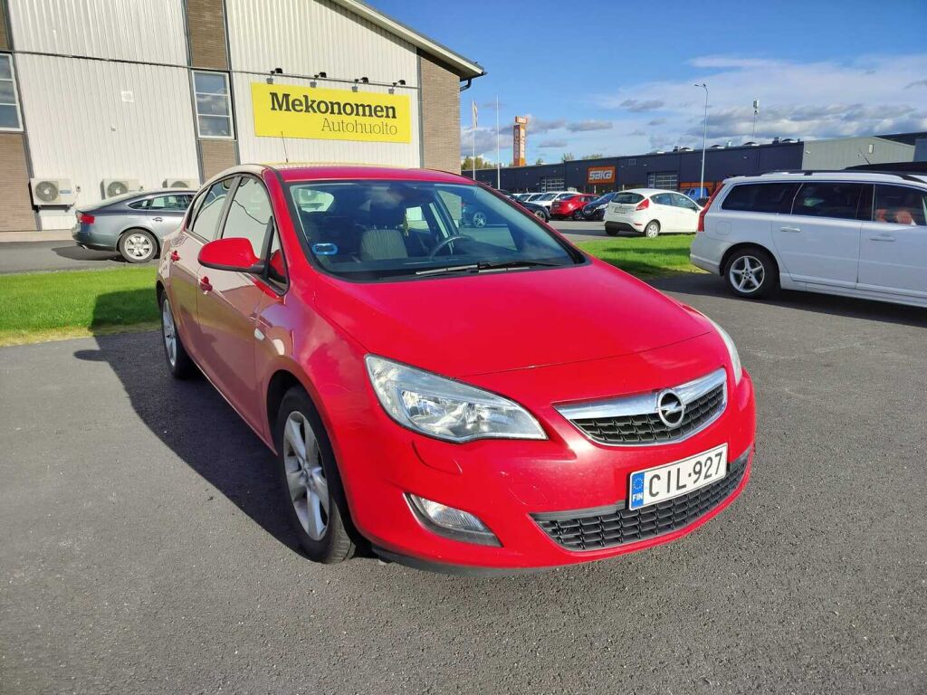 Opel Astra 2011 Punainen