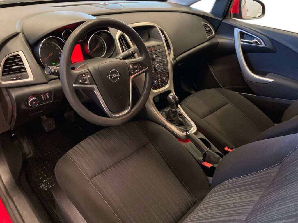 Opel Astra 2011 Punainen