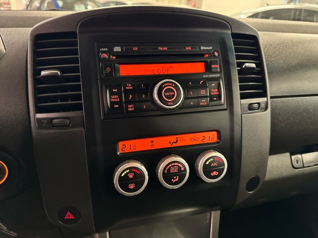 Nissan Navara 2012 Musta