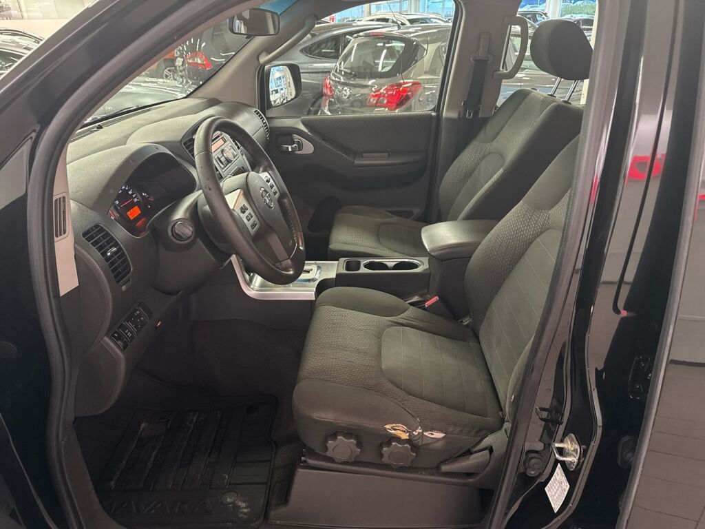 Nissan Navara 2012 Musta