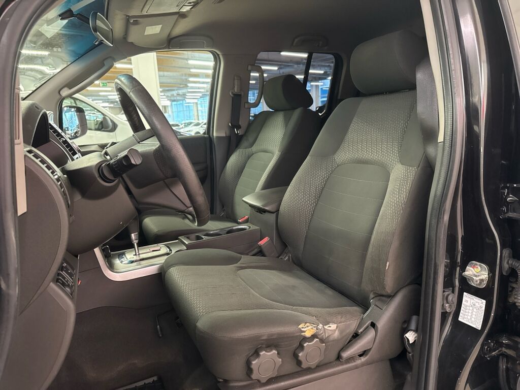 Nissan Navara 2012 Musta