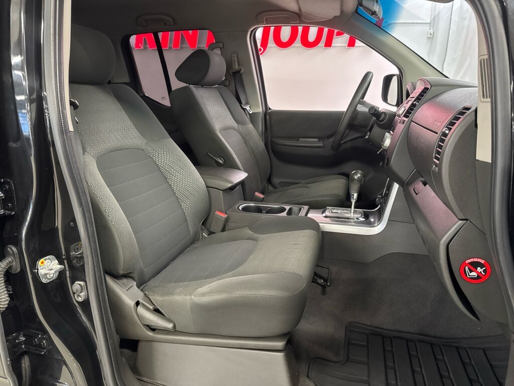 Nissan Navara 2012 Musta