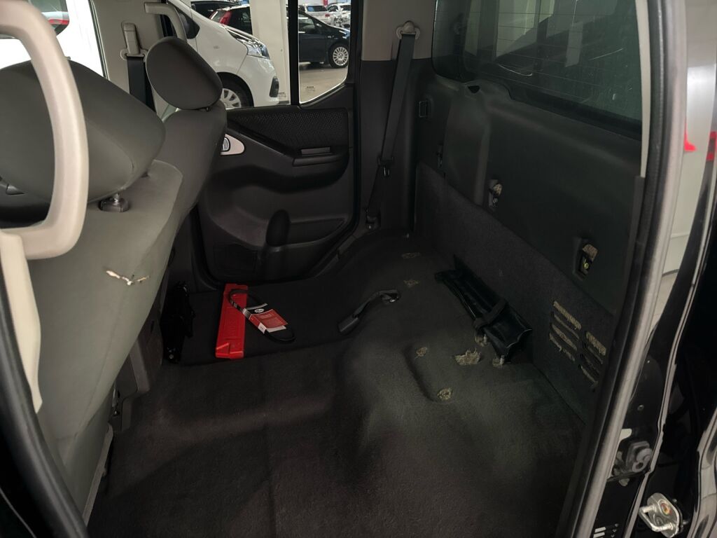 Nissan Navara 2012 Musta