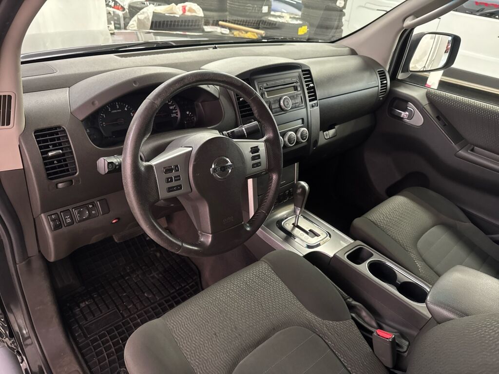 Nissan Navara 2012 Musta
