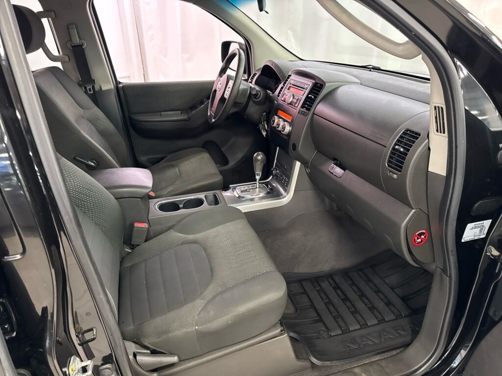 Nissan Navara 2012 Musta