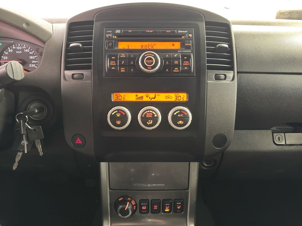 Nissan Navara 2012 Musta