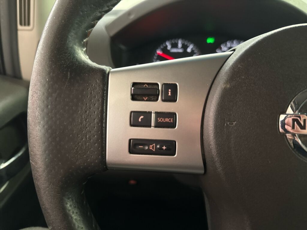 Nissan Navara 2012 Musta