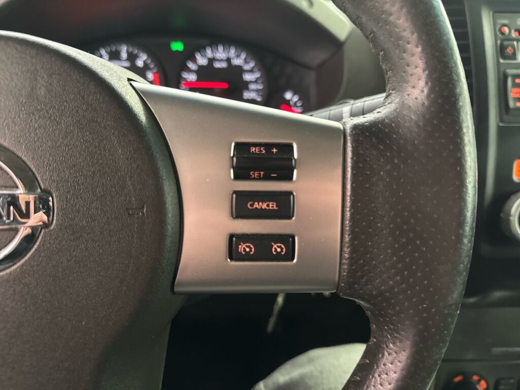 Nissan Navara 2012 Musta