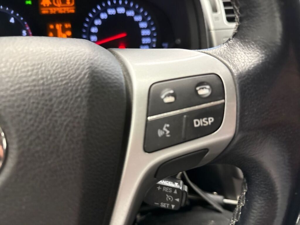 Toyota Avensis 2012 Punainen