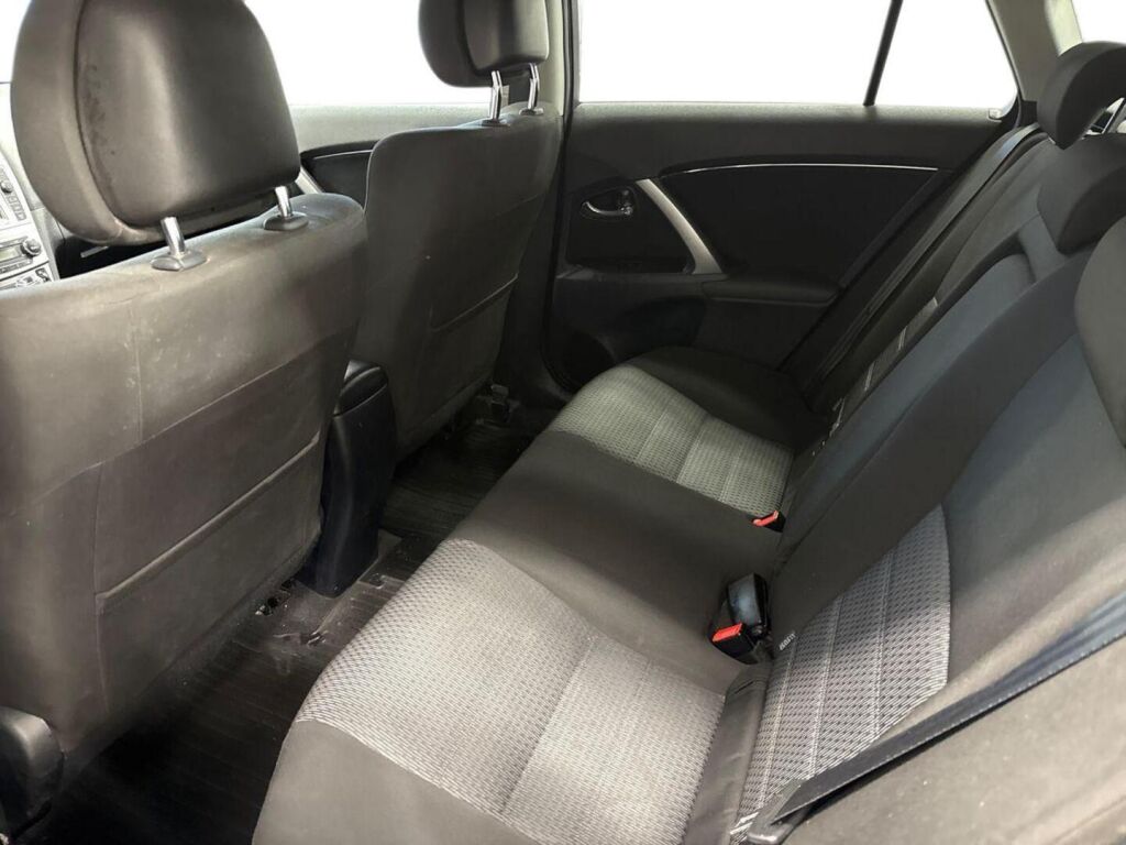 Toyota Avensis 2012 Punainen