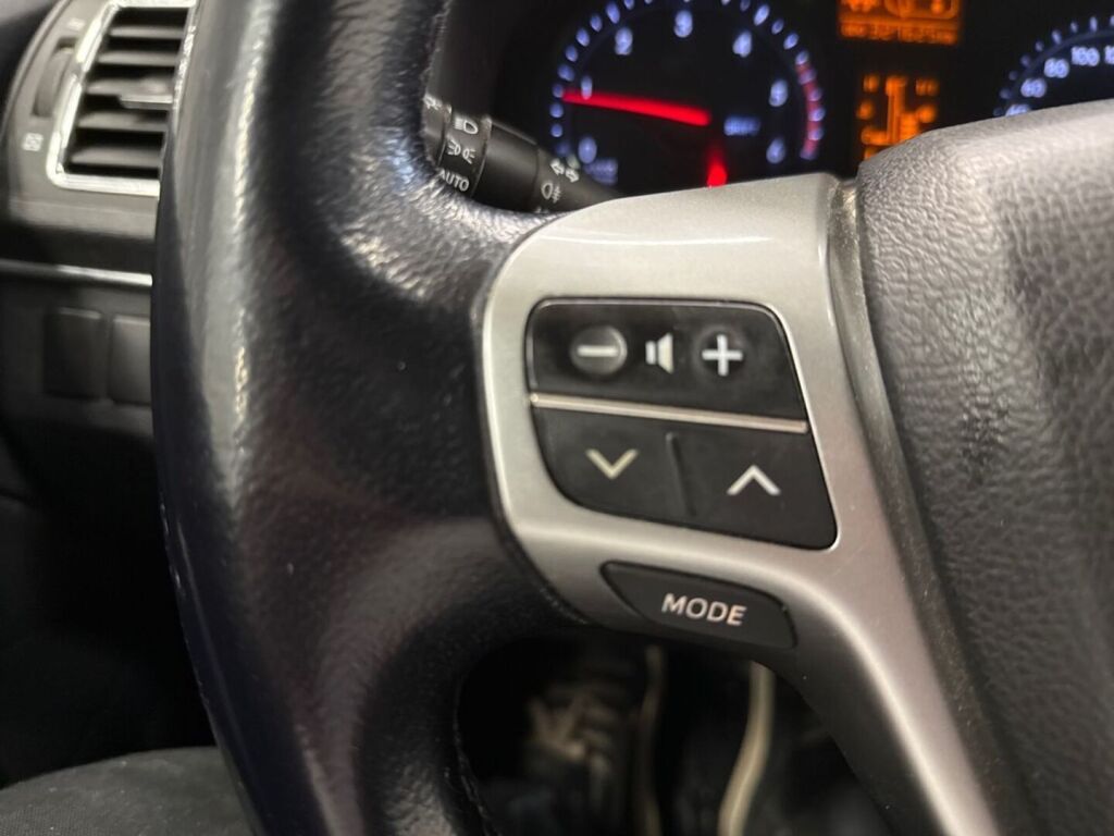 Toyota Avensis 2012 Punainen