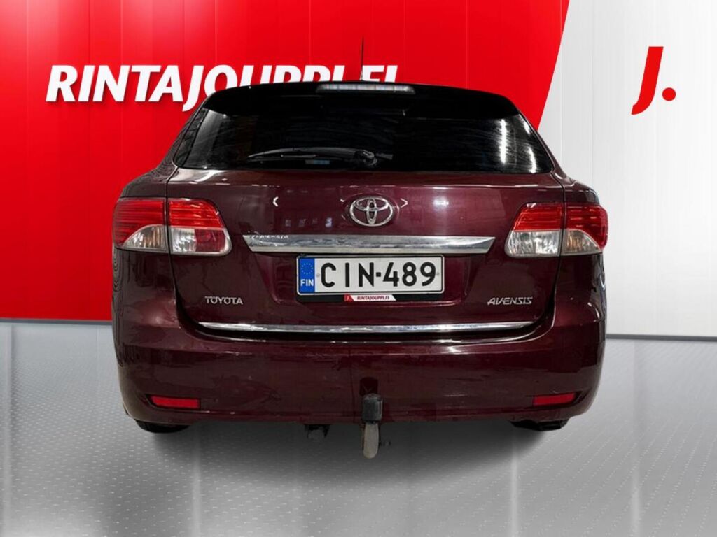 Toyota Avensis 2012 Punainen