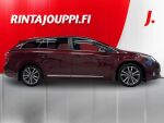 Toyota Avensis 2012 Punainen