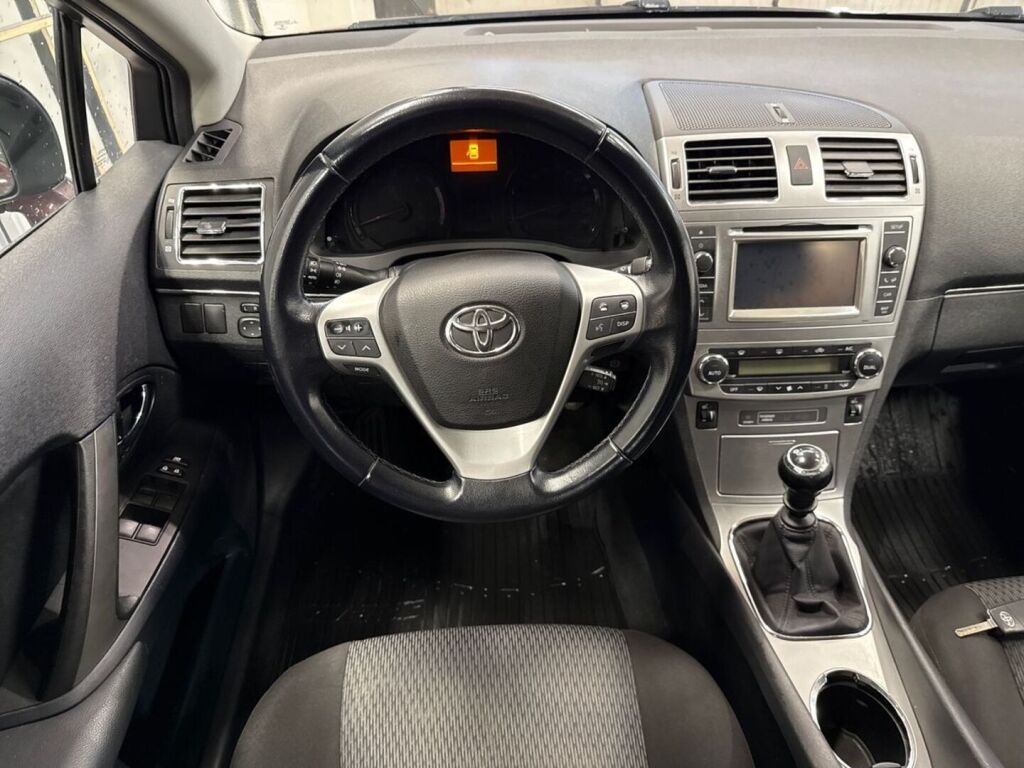 Toyota Avensis 2012 Punainen