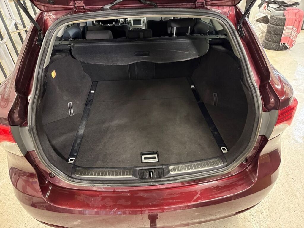 Toyota Avensis 2012 Punainen