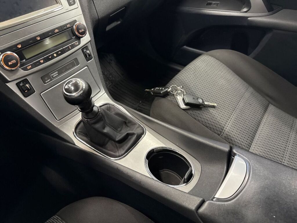 Toyota Avensis 2012 Punainen