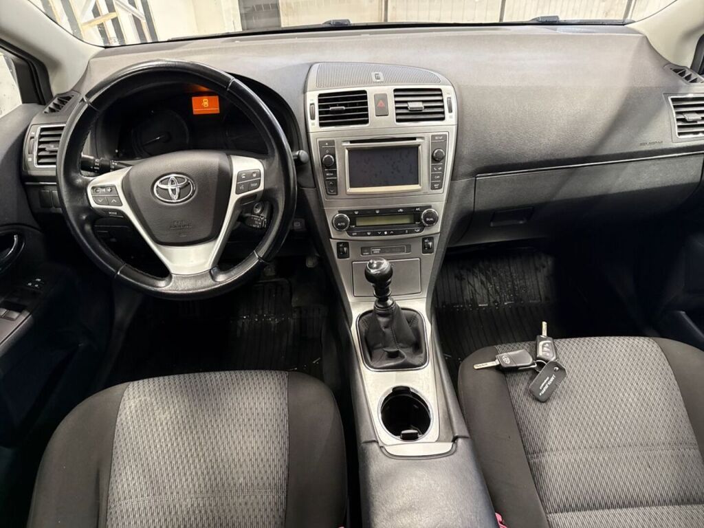 Toyota Avensis 2012 Punainen
