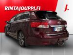 Toyota Avensis 2012 Punainen