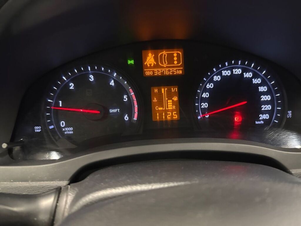 Toyota Avensis 2012 Punainen