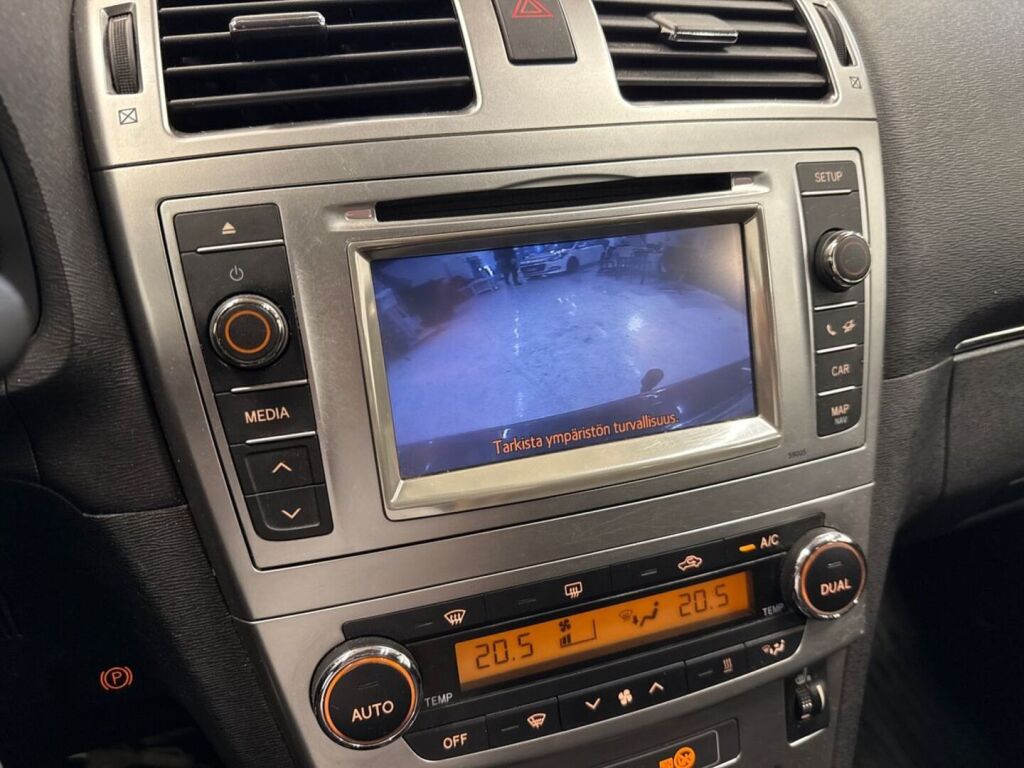 Toyota Avensis 2012 Punainen