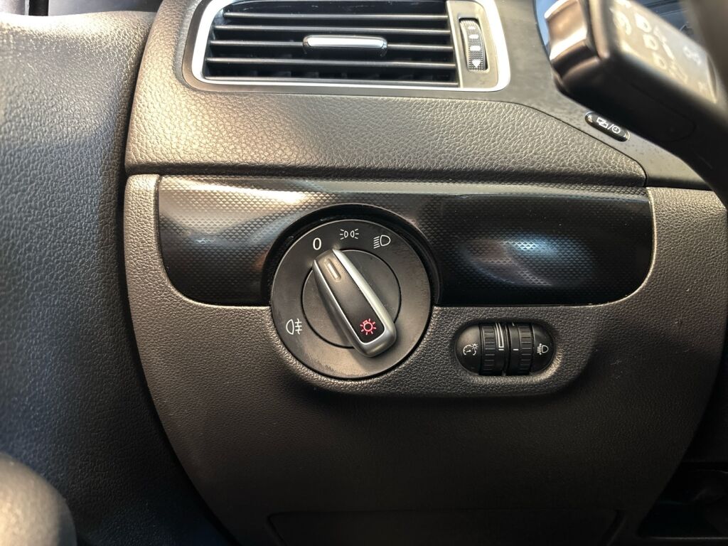 Volkswagen Jetta 2012 Ruskea (beige)