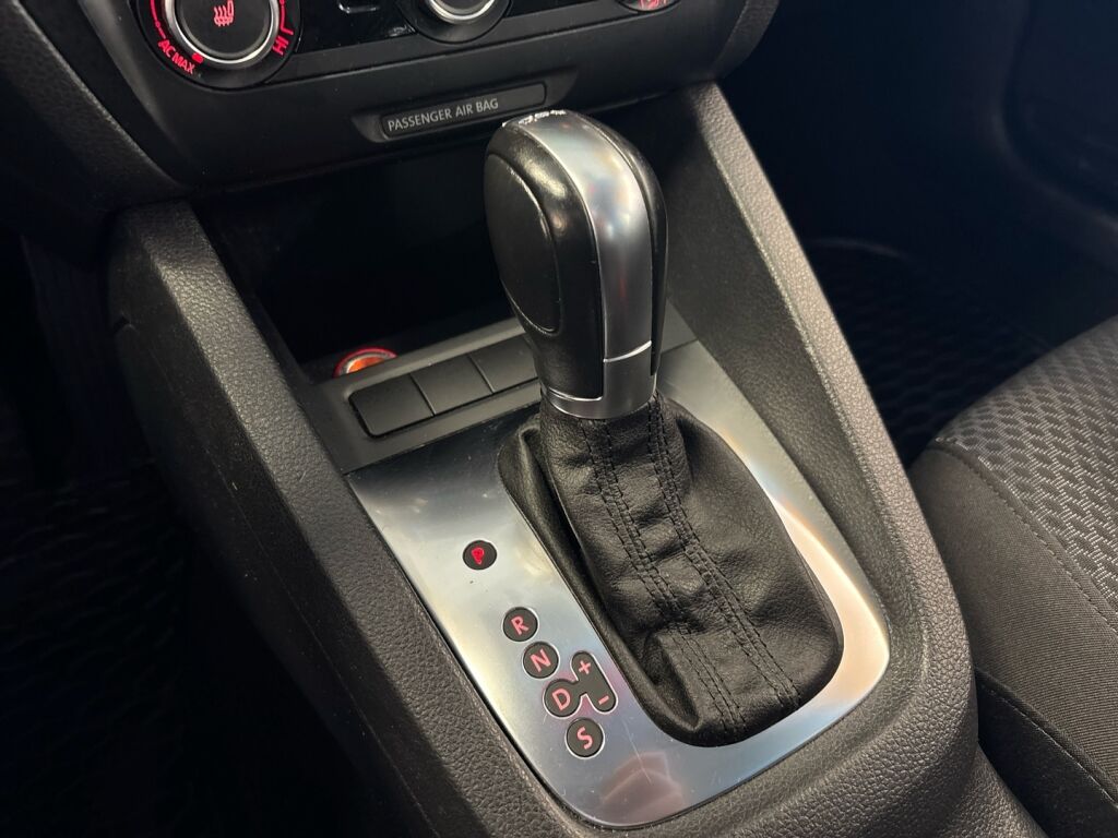 Volkswagen Jetta 2012 Ruskea (beige)