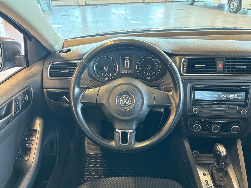 Volkswagen Jetta 2012 Ruskea (beige)
