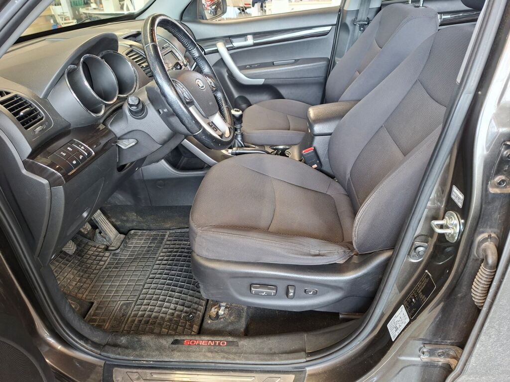 Kia Sorento 2012 Ruskea (beige)