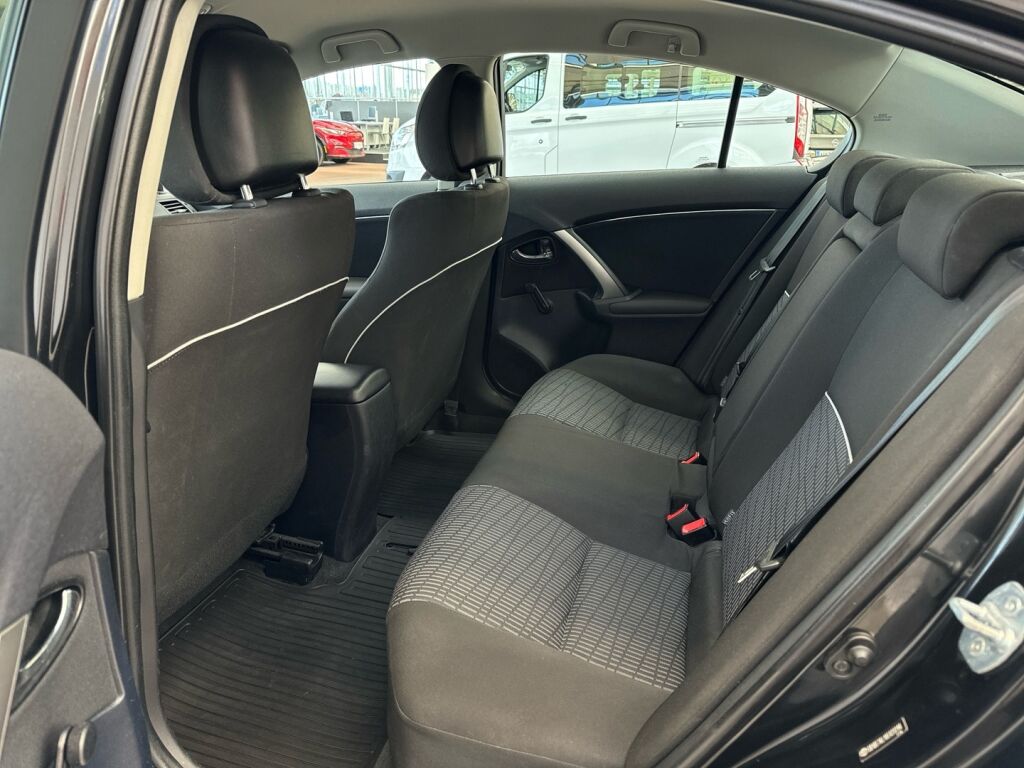 Toyota Avensis 2012 Musta