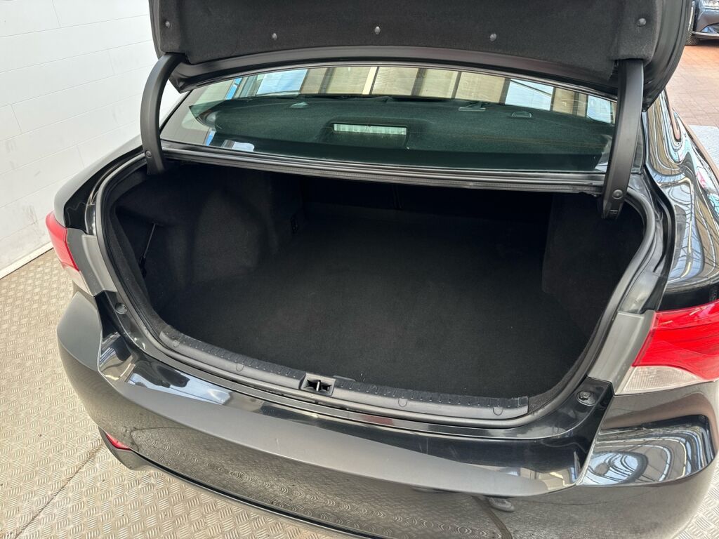 Toyota Avensis 2012 Musta