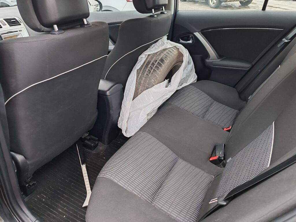 Toyota Avensis 2012 Musta