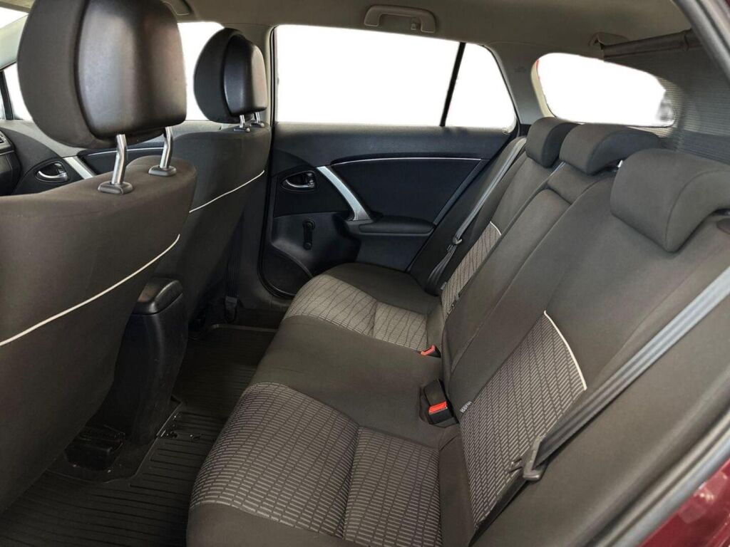 Toyota Avensis 2012 Punainen