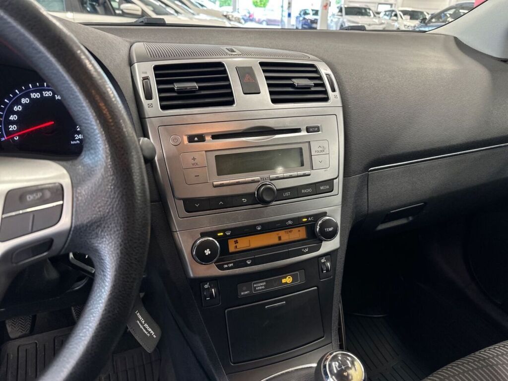 Toyota Avensis 2012 Punainen