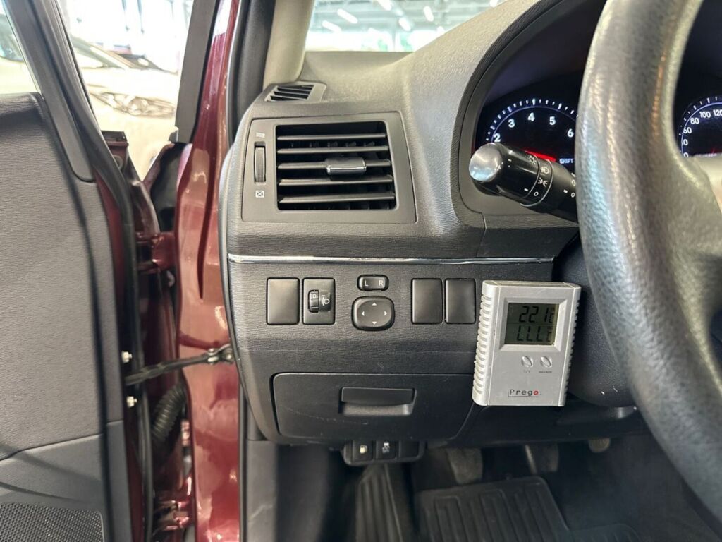 Toyota Avensis 2012 Punainen
