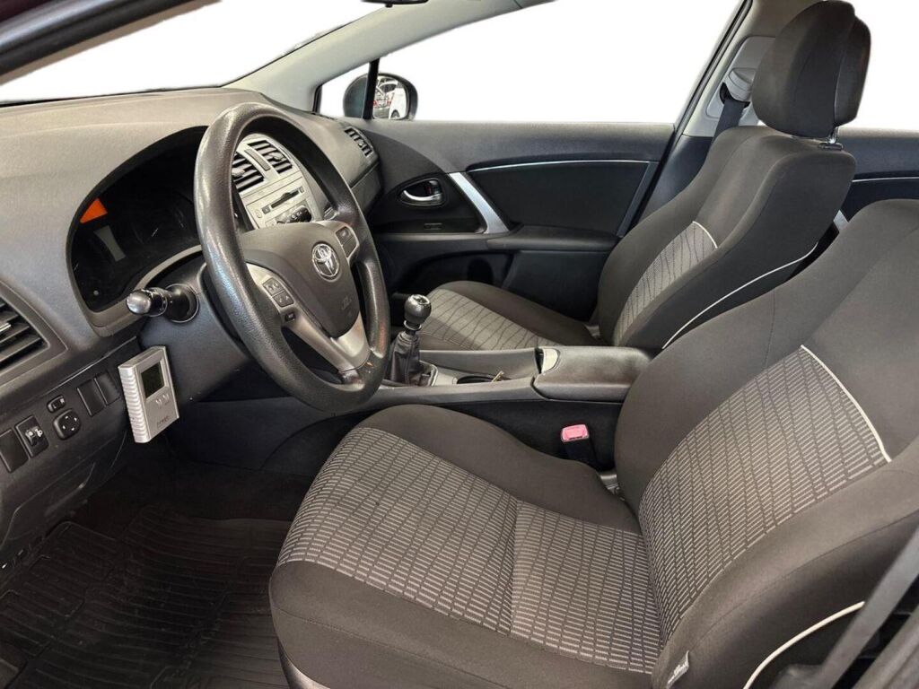 Toyota Avensis 2012 Punainen
