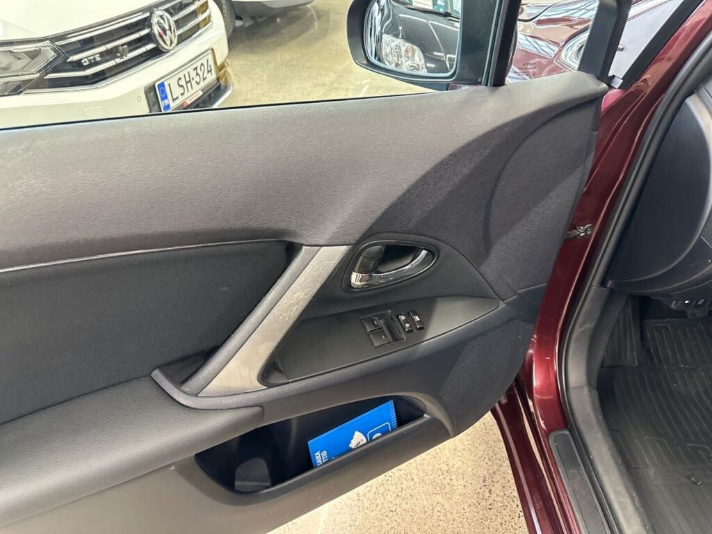 Toyota Avensis 2012 Punainen