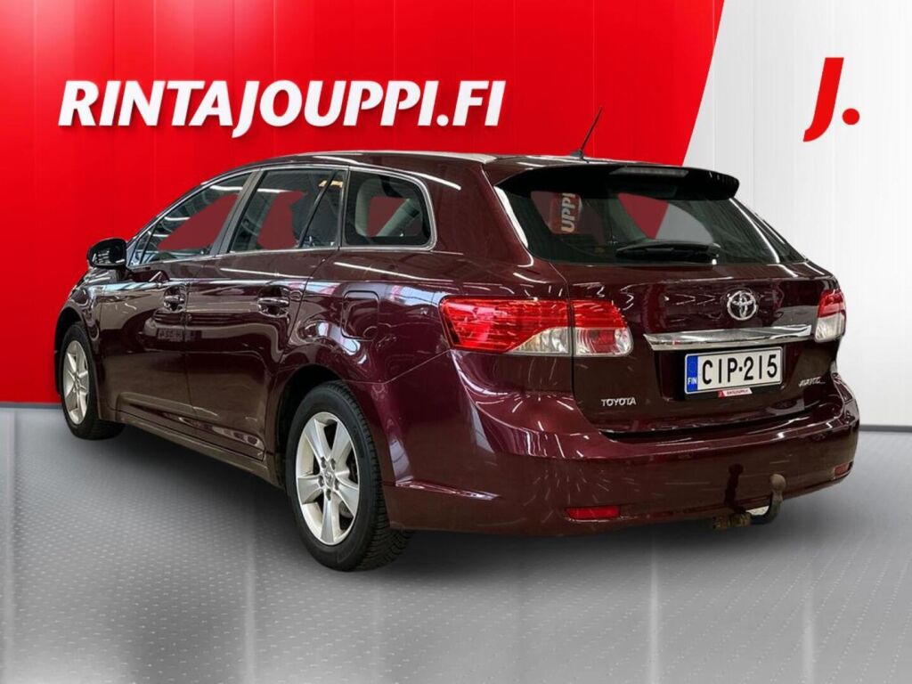 Toyota Avensis 2012 Punainen
